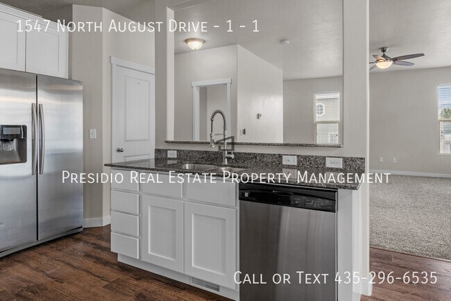 Building Photo - 1547 N August Dr