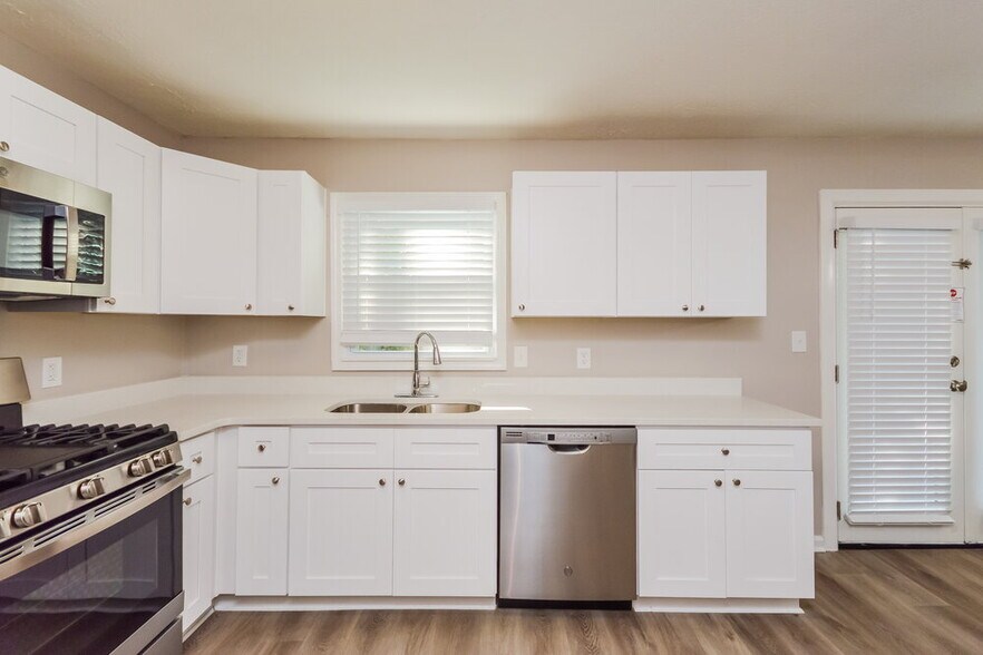 Building Photo - 661 Greenview Ave SE