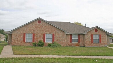 Building Photo - Great 3 Bdrm 2 Bath 1/2 Duplex in Denton Tx