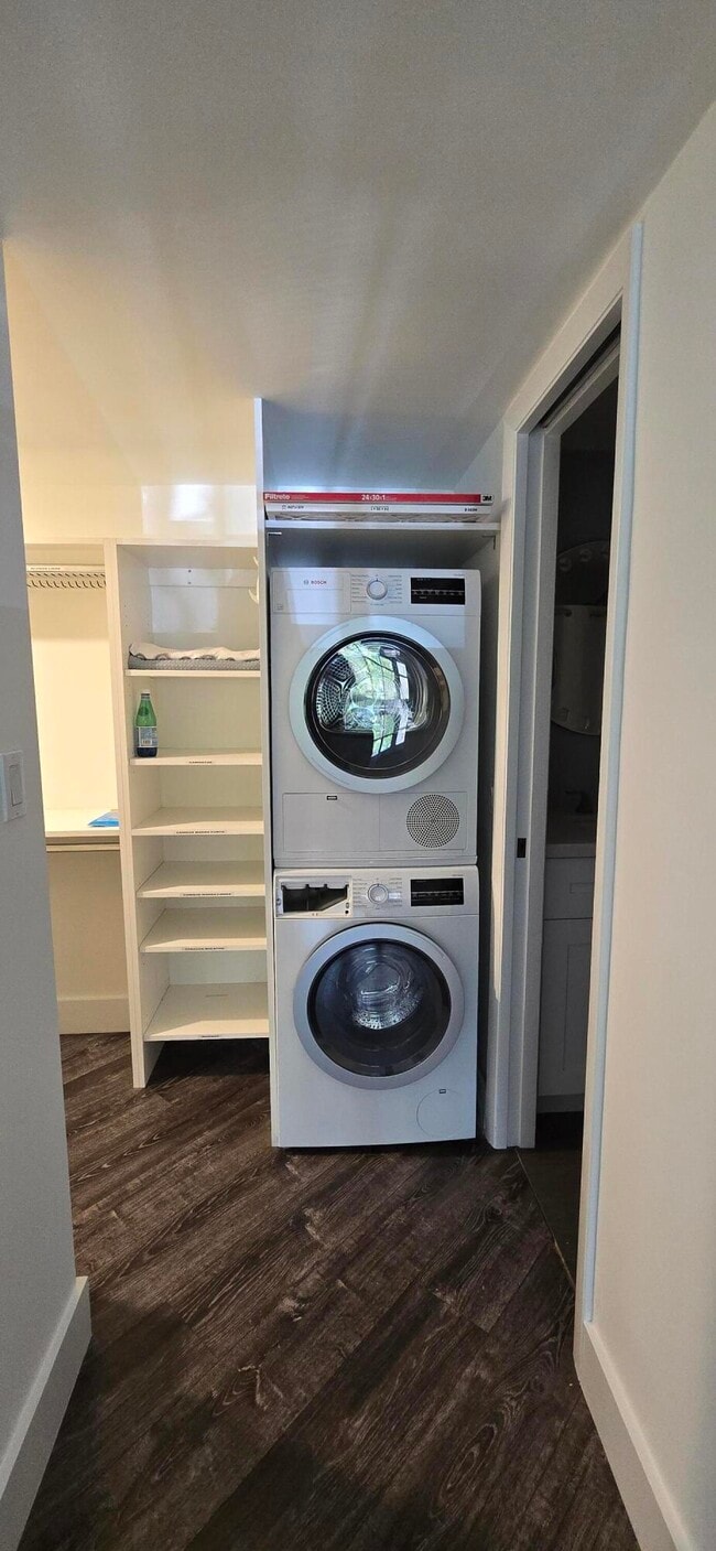 Building Photo - 3300 N Palm Aire Dr