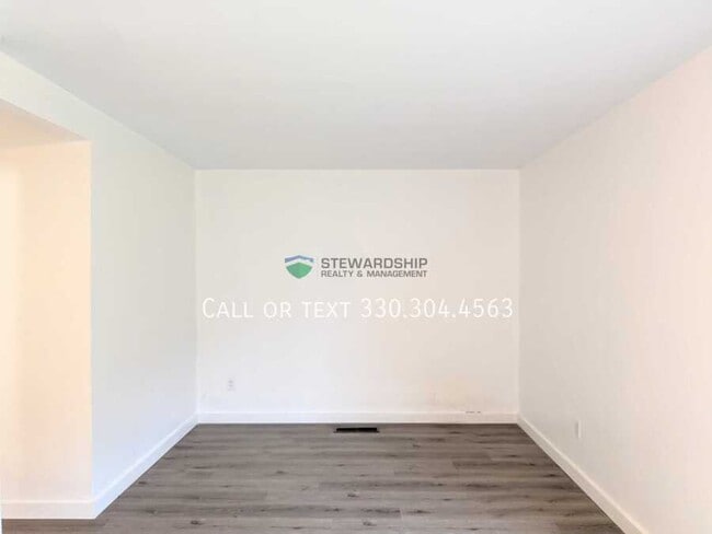 Building Photo - 372 Oak Mnr Ave NE