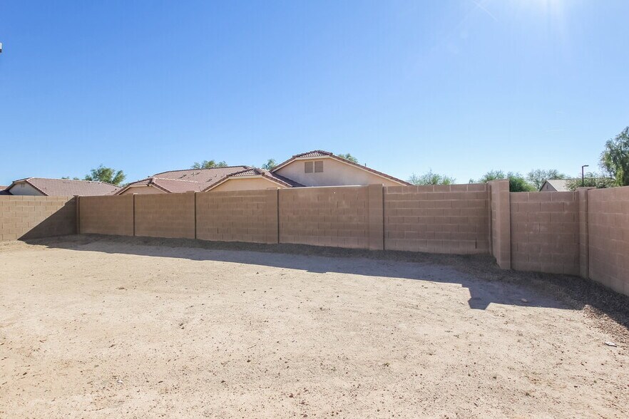 Building Photo - 15189 W Woodlands Ave