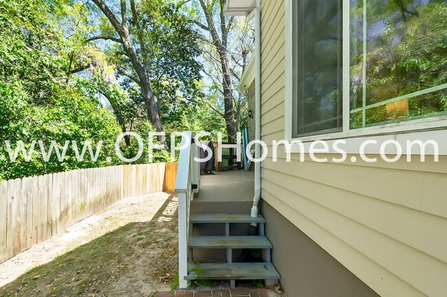 Building Photo - 712 Cypress Dr