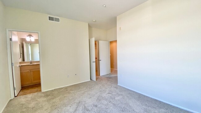 Building Photo - Contemporary 2-Bedroom Condo at the Heart of NOBE