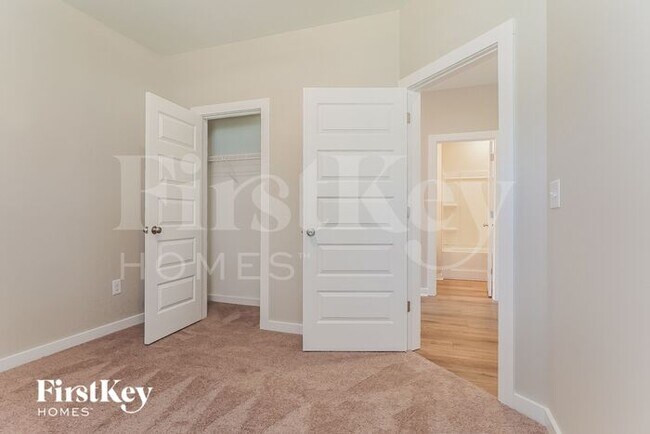 Building Photo - 350 S Pine Dr