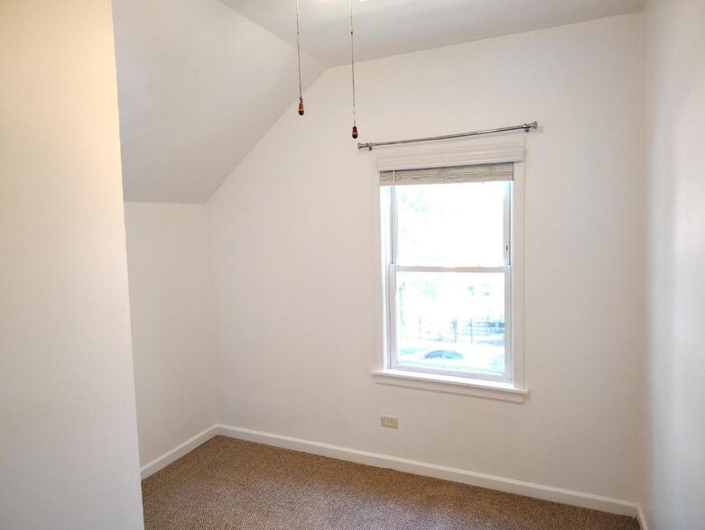 Building Photo - 2516 W Lyndale St