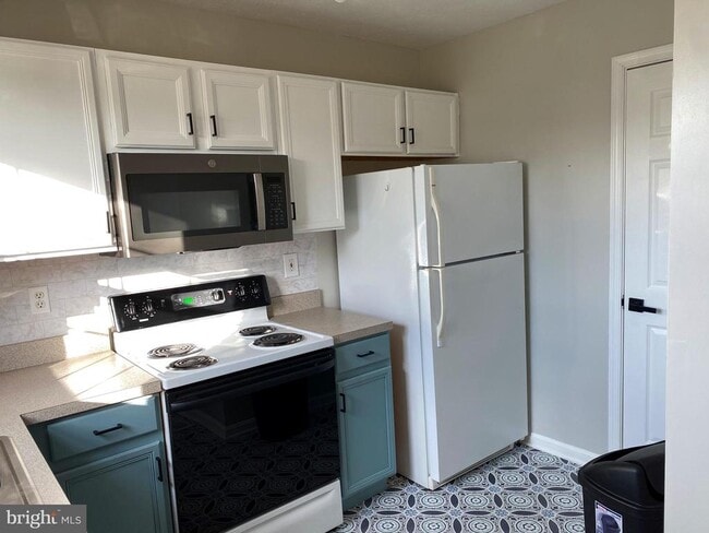 Building Photo - 142 Surrey Club Ln