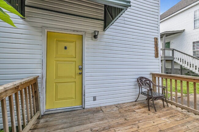 Building Photo - Sleek Highland Park Unit – Great Location,...