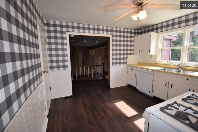 Building Photo - 4 bed/3.5 bath, half acre lot, 100 yards f...