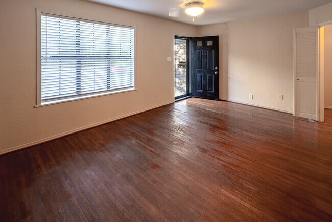 Building Photo - 415 Haden St