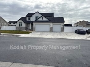 Building Photo - 1439 W Stable St