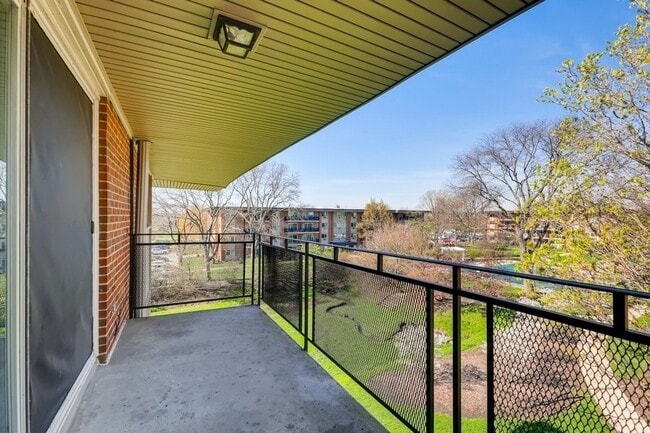 Building Photo - 2206 S Goebbert Rd