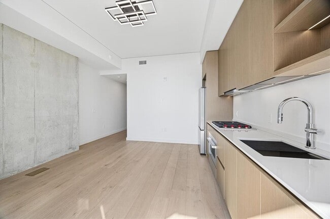 Building Photo - 610 Davis St