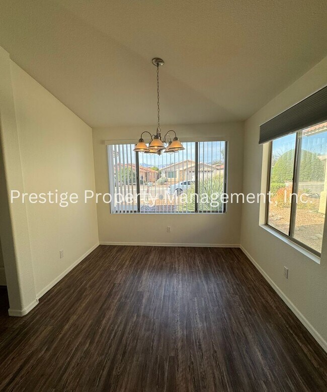 Building Photo - This charming 3+den/2 Bath East Home Is just What You Need!!