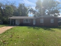 Building Photo - Nice 3 Bed 2 Bath Available Fall 2025!