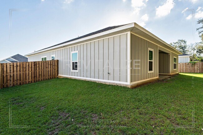 Building Photo - Charming Gold Fortified Home in Live Oak E...