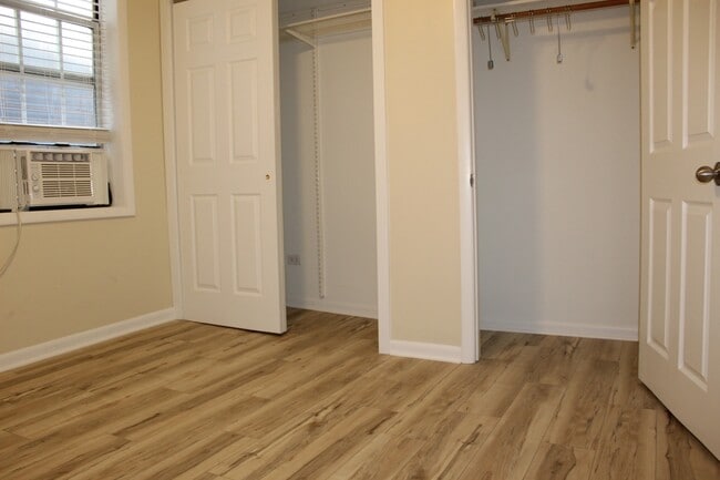 Building Photo - 527 N Marshfield Ave