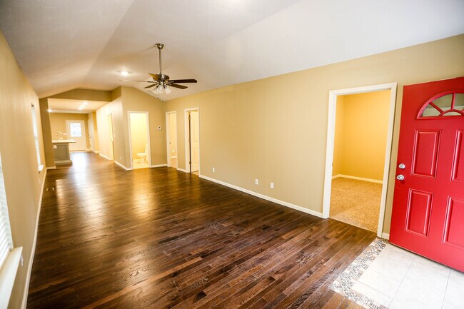 Building Photo - *--Walking Distance to MSU 4 bed 2.5 bath ...