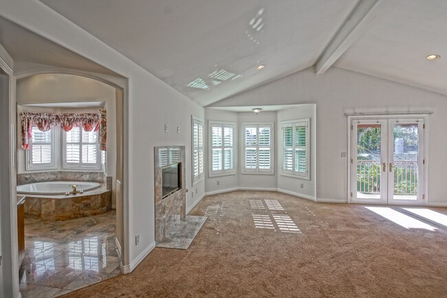 Building Photo - VERY SPACIOUS, BRIGHT & AIRY HOME W/ UNIQU...