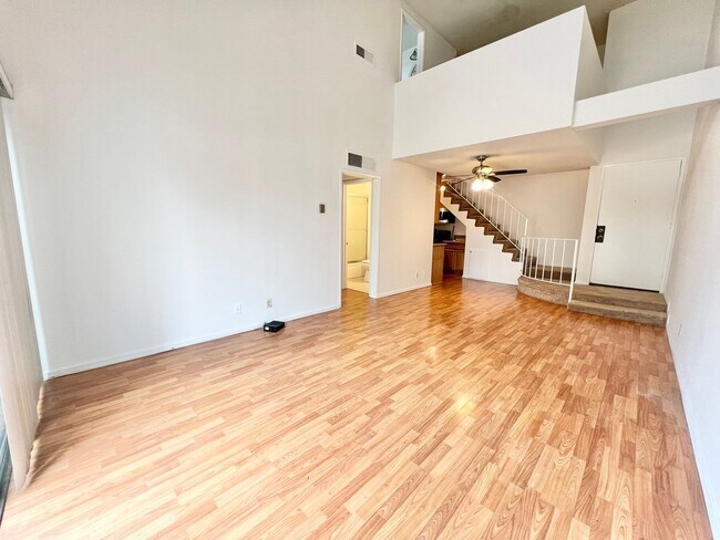 Building Photo - Spacious 1 Bedroom + Loft Condo in the Lindenwood Building – Bixby Knolls
