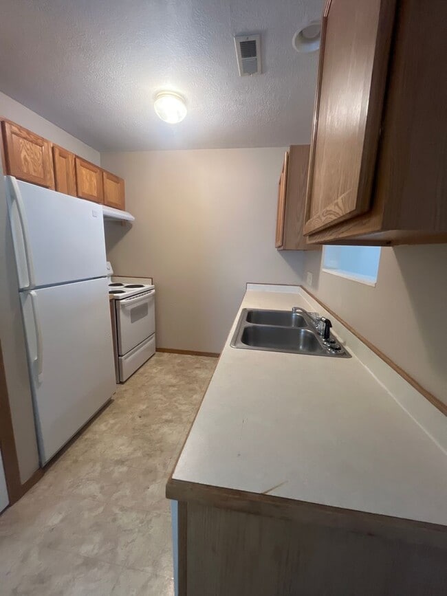 Building Photo - Check this out!!! Great duplex ready for y...