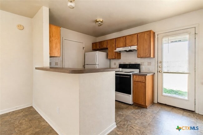 Building Photo - 102 E Robin Ln
