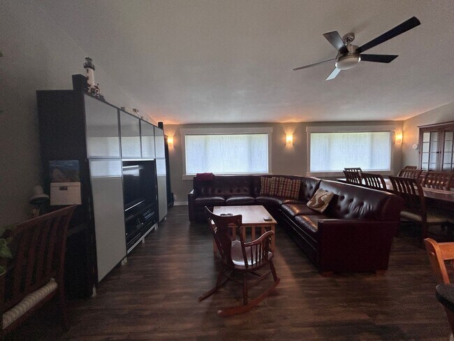 Building Photo - 3 Bedroom 2 Bath home in south Bellingham with a 2-car garage