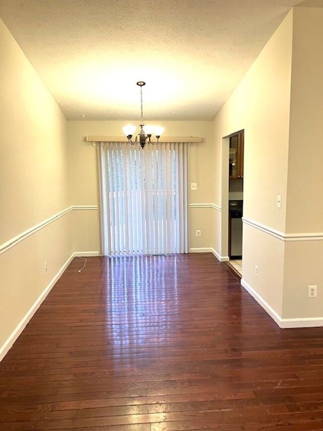 Building Photo - SPACIOUS HOME ON LARGE LOT - 4 BEDS 2.5 BATHS