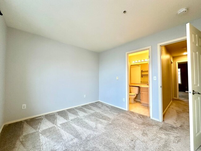 Building Photo - 2Bd/2.25Ba Mukilteo Condo