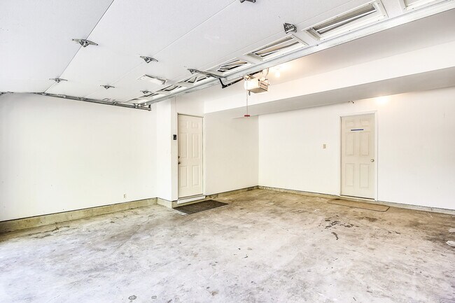 Building Photo - FENCED IN YARD!!!  Beautiful 4/3 UPDATED SF Home in Gaithersburg