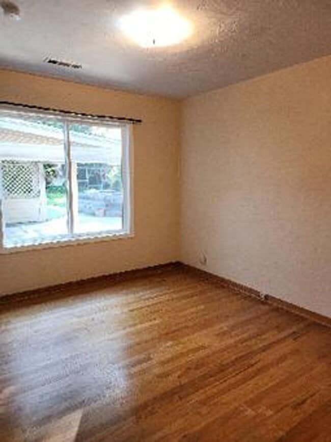 Building Photo - Spacious 3 Bedroom, 2 Bath Home on Private...