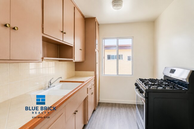 Building Photo - 1055 N El Centro Ave