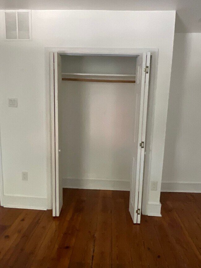 Building Photo - 624 Catharine St