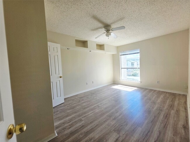 Building Photo - 2826 S Bartell Dr