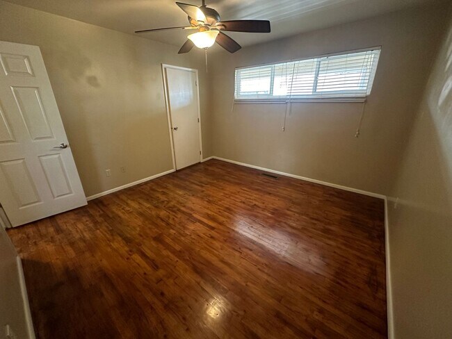 Building Photo - 2 Bd 1 Bath in Marmalade Square Condos