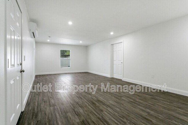 Building Photo - 1649 Lake Dr