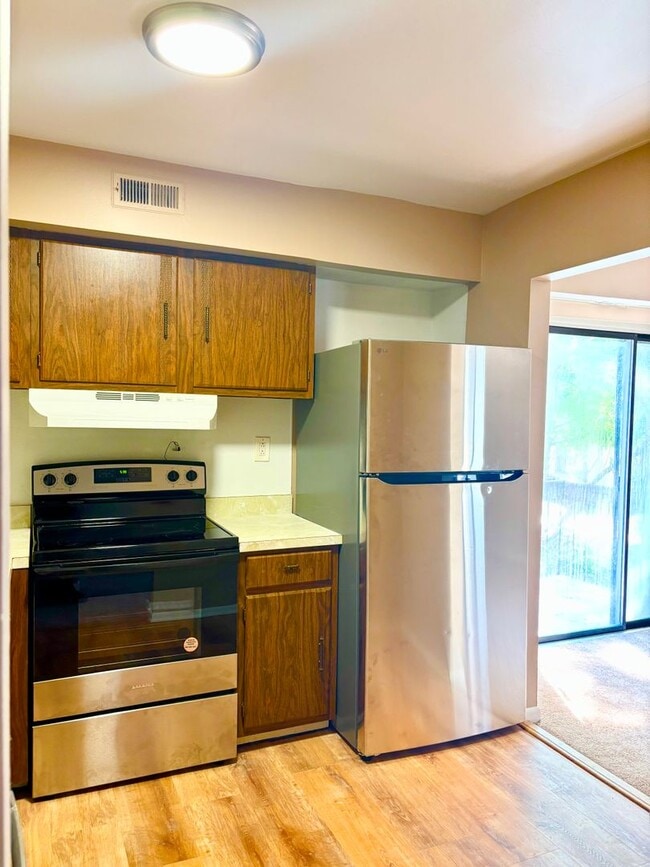 Building Photo - 1 Bedroom, 1 Bathroom Condo located in the...