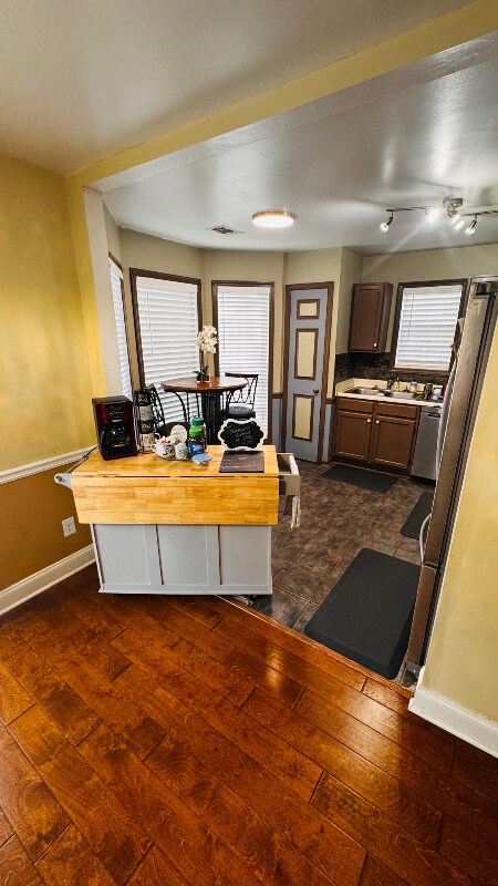Building Photo - 530 Barclay Ct