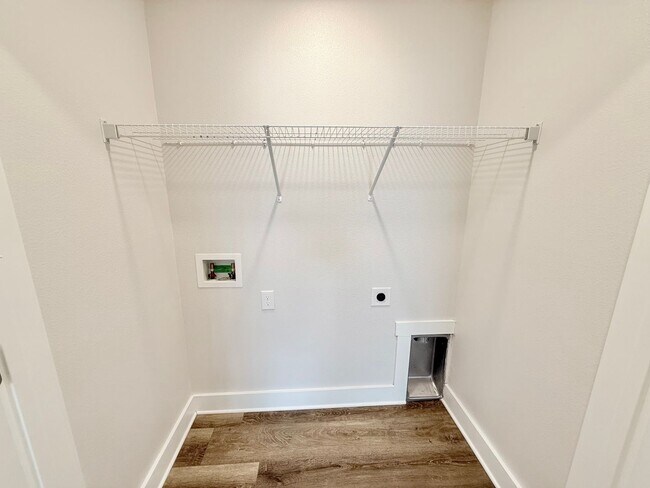 Building Photo - Stunning Townhome - Prime Pensacola Location