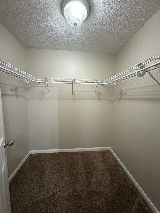 Building Photo - Hampton Place!