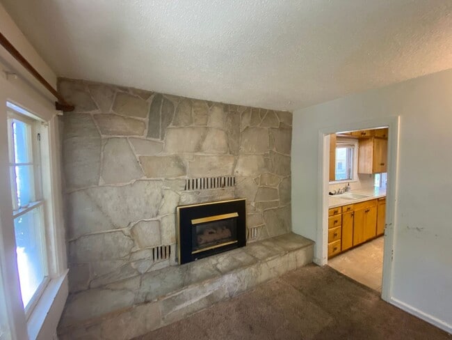 Building Photo - 3 bed 1.5 bath - Single Family Home - Pet ...