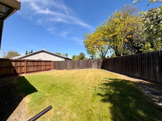 Building Photo - Beautiful 3 Bedroom, 2 full bathroom single story with HUGE backyard! For rent in Sacramento