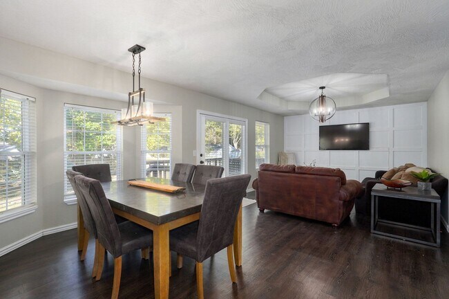 Building Photo - Pre-Leasing this Fully Furnished Brick Fro...