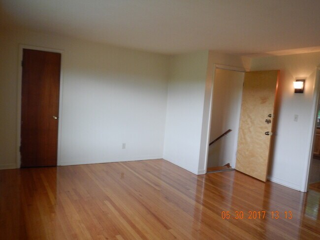Building Photo - Newly Renovated Spacious Flat With Hardwoo...