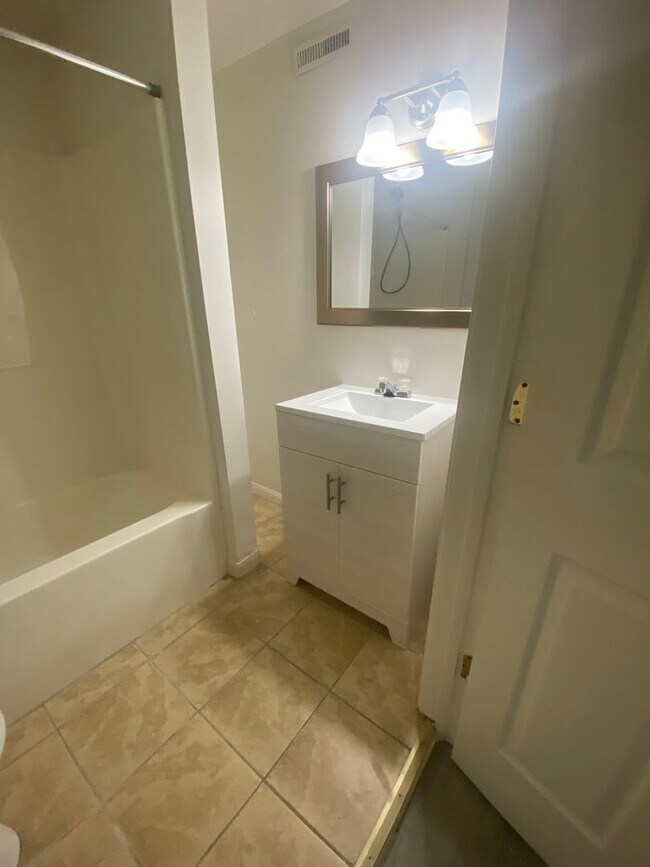 Building Photo - South Asheville Apartment. 1 Bedroom/1 Bat...