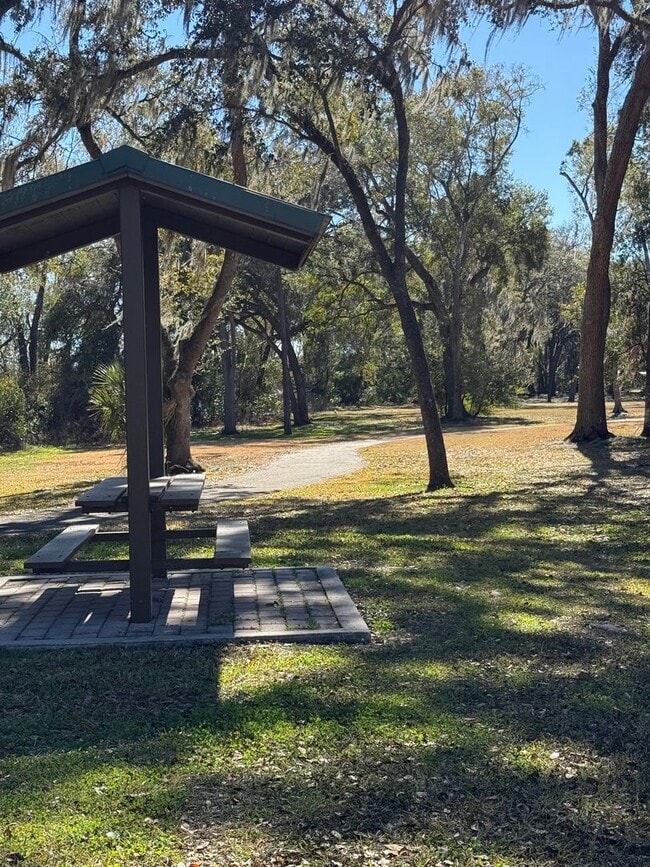 Building Photo - Awesome location and close to a park!