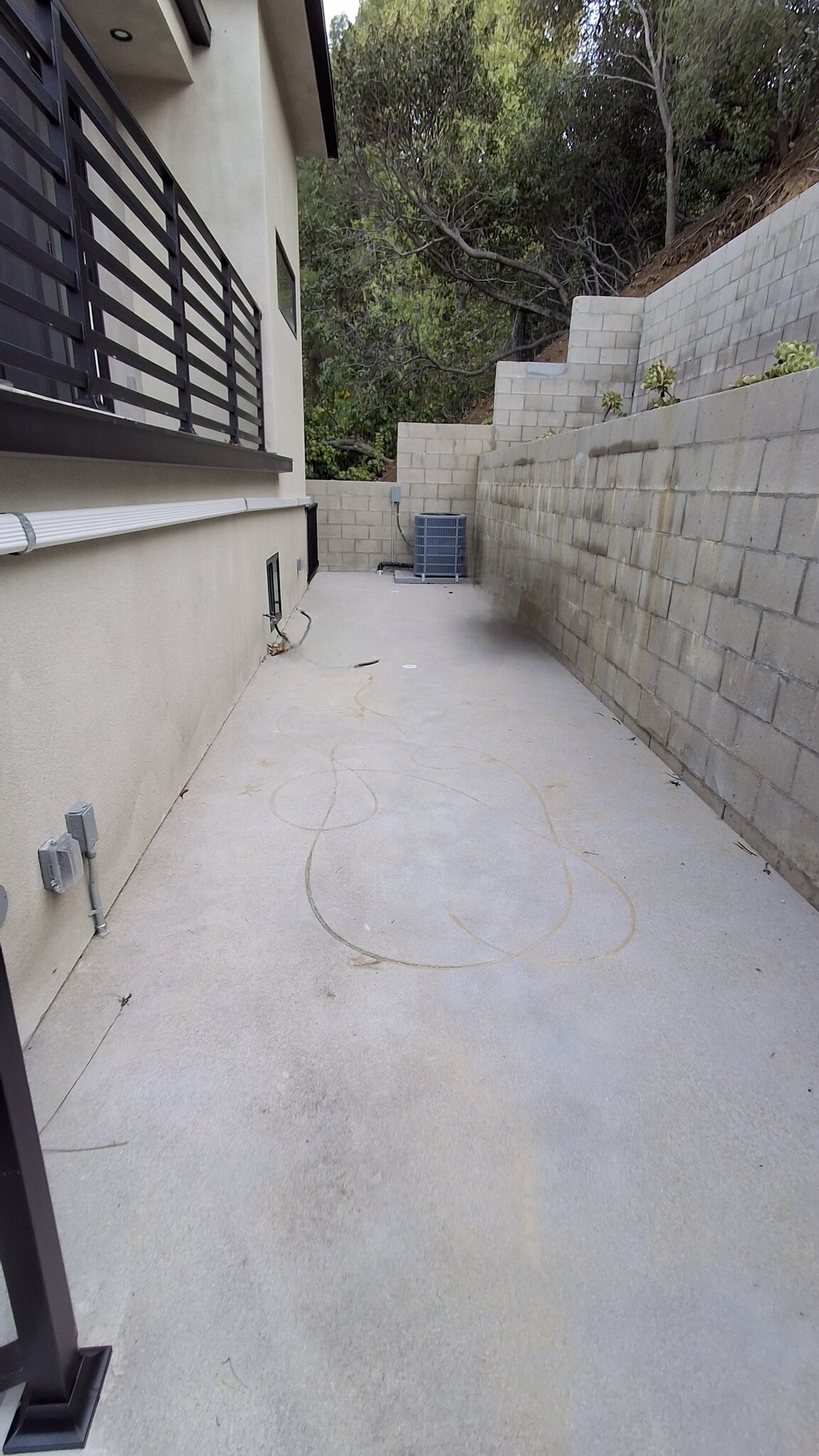 Building Photo - 4377 Charlemont Ave