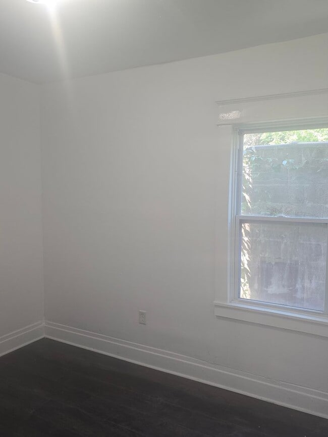 Building Photo - Three Bed 1 Bath Apartment for Rent!