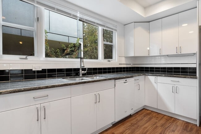 Building Photo - Large Capitol Hill House- Prime Location