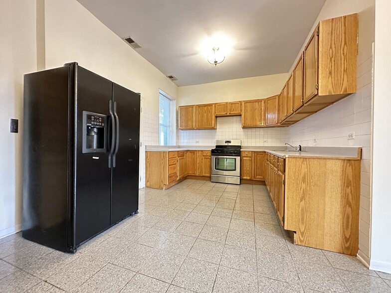 KITCHEN - 1424 W Wilson Ave